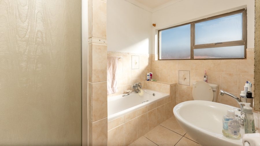 To Let 5 Bedroom Property for Rent in Agulhas Western Cape